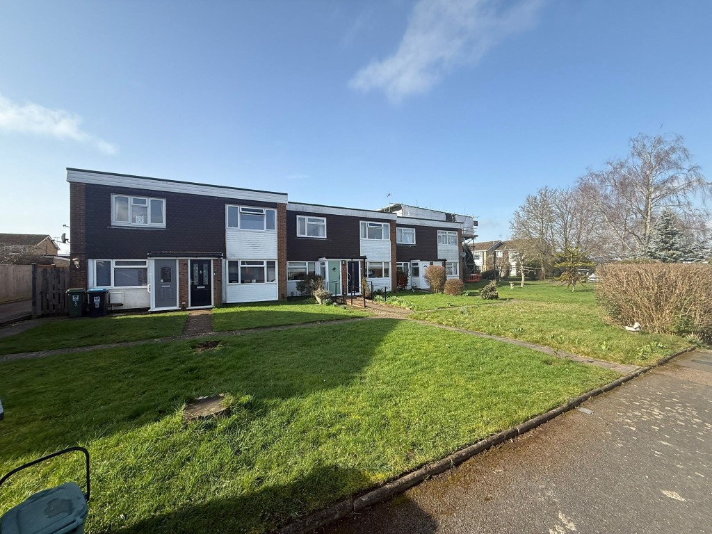 Lot: 17 - FREEHOLD GROUND RENT INVESTMENT - View of maisonettes from Verney Close